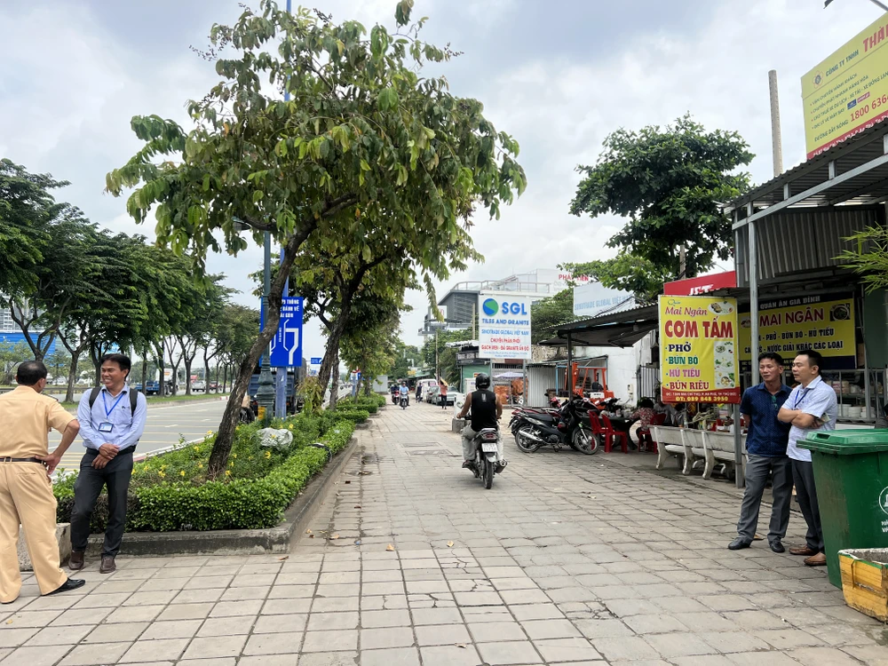 Trao đổi với Báo Pháp Luật TP.HCM, đại diện Sở GTVT TP.HCM cho biết các đơn vị không được tập kết, đón trả khách ở những nơi khác ngoài bến xe. Hiện nay nhiều đơn vị lách theo hướng chạy hợp đồng, với hợp đồng vận chuyển, song cũng không thể được tổ chức đón trả khách như một bến xe. xe-du