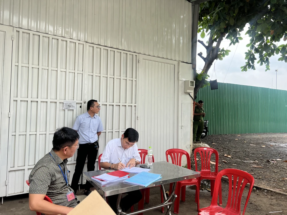 Sở GTVT TP.HCM cho rằng trách nhiệm kiểm tra, xử lý ở các điểm cố định là của chính quyền địa phương. Đối với hành vi dừng đỗ, đón trả khách sai quy định ở ngoài đường do CSGT xử phạt. xe-du