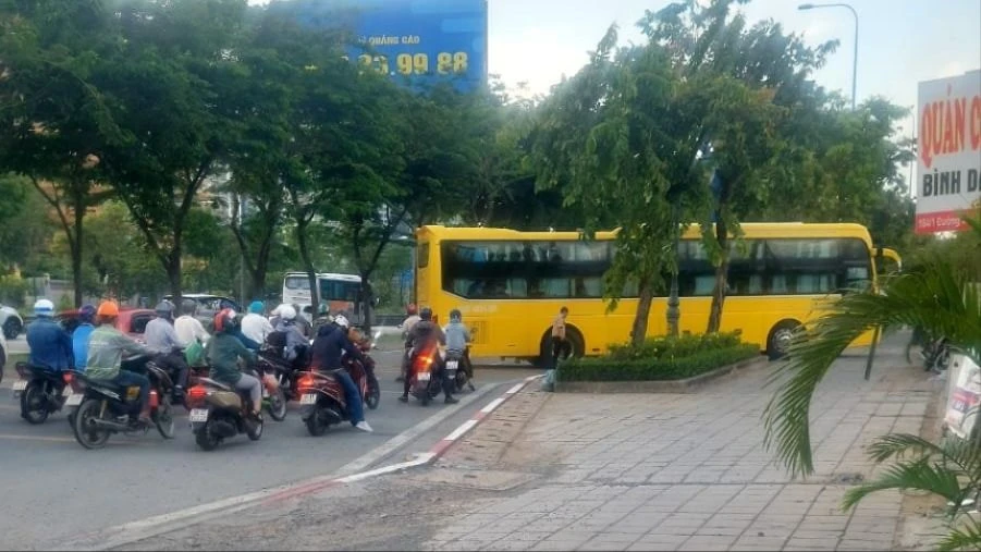 Tuy nhiên, đối với hành vi đón trả khách đa phần lại được đơn vị vận tải này thực hiện bên trong và đóng cửa lại. xe-khach-4.jpg
