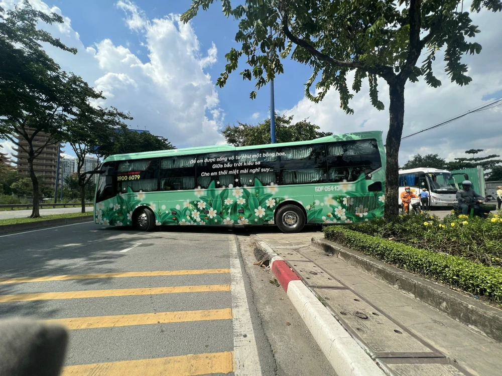 Xe đủ màu sắc ra vào "bến cóc" để đón trả khách. xe-khach-8.jpg