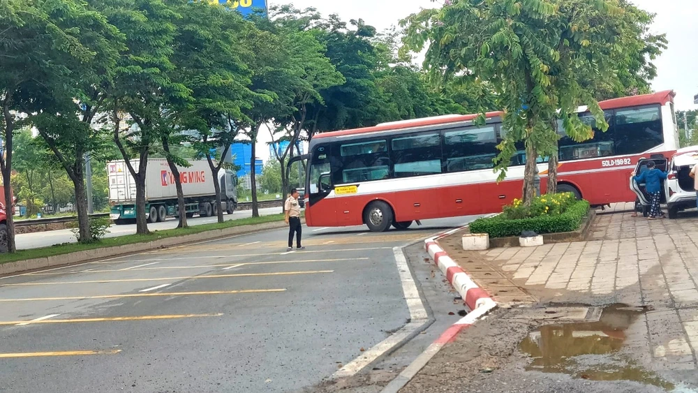 Đội CSGT Cát Lái, CSGT TP Thủ Đức cho biết đơn vị thường xuyên kiểm tra, xử lý về hành vi dừng đỗ sai quy định trên đường Mai Chí Thọ. xe-khach.jpg