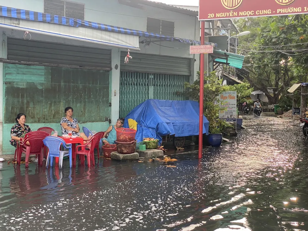 Mực nước rạch Ruột Ngựa dâng cao đến ngang mặt đường Nguyễn Ngọc Cung. 2a0ad9cadbd30f8d56c2.jpg
