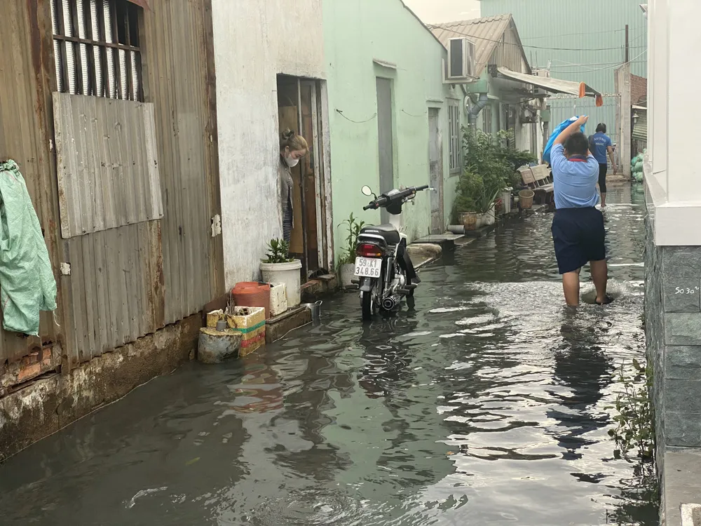 Nước từ hệ thống cống tràn lên làm ngập một số tuyến hẻm trên đường Nguyễn Văn Luông (phường 10, quận 6). 3be23b74396ded33b47c.jpg
