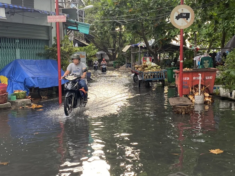 Người dân chật vật đi qua đoạn ngập. 918e814e835757090e46.jpg