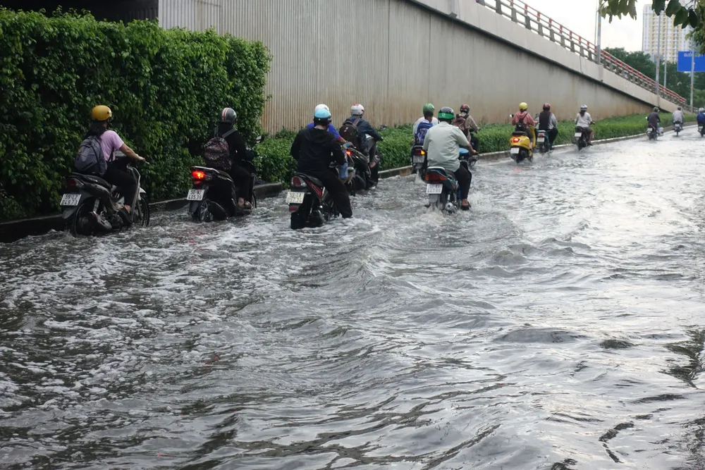 Triều cường khiến đường Nguyễn Văn Luông ngập sâu. a9eaddecdff50bab52e4.jpg