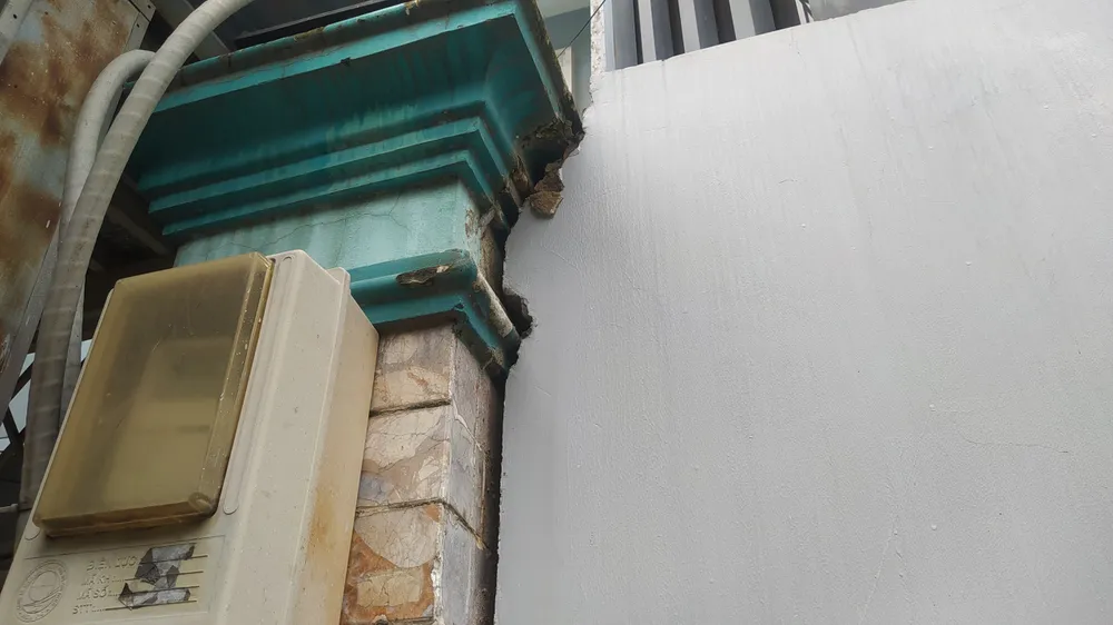 Cột và tường nhà dân bị hở. be2f4bd67bf0afaef6e1-4802-2597.jpg