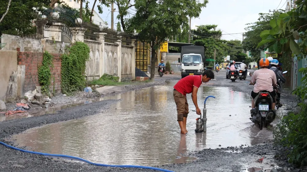Ban Đô thị HĐND TP Thủ Đức yêu cầu các đơn vị nhanh chóng sửa chữa, đảm bảo đi lại cho người dân. bung-ong-thoan