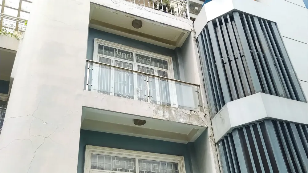 Một trong 15 ngôi nhà bị nứt, bị ảnh hưởng. nhanut