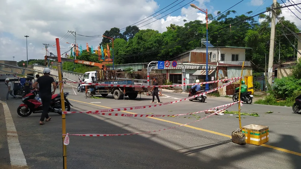 Hiện trường khu vực thanh chắn bị gãy đổ.