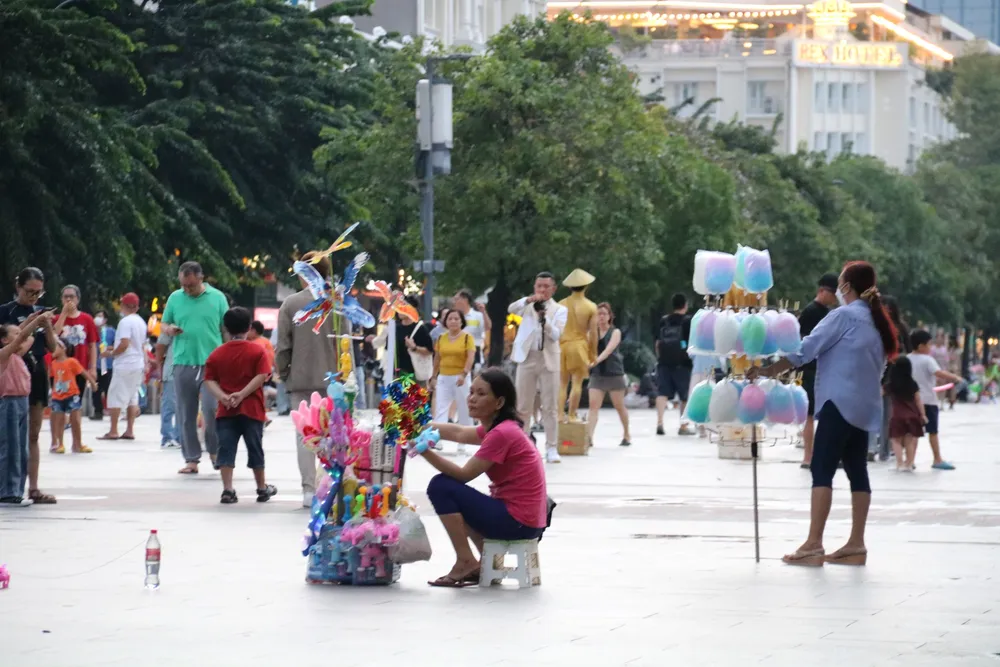Cách vài mét là có một người bán hàng. z4765170517896_daa9a5824f0248ab3068fb045b24d79e.jpg