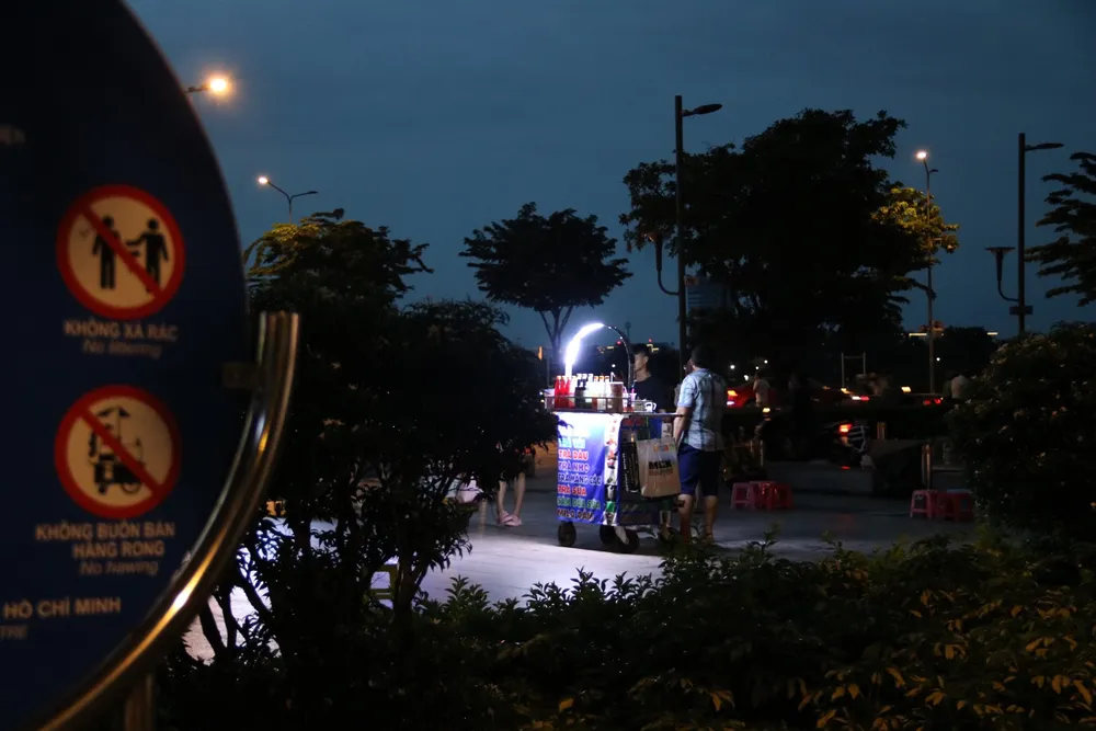 Nhiều người phớt lờ biển cấm. z4765170584712_3f7b2d4c29b725ece21f1e4622ec7bcf.jpg