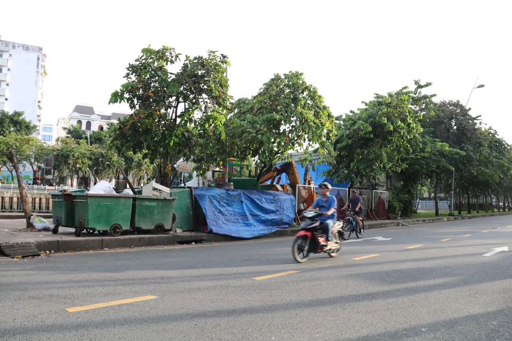 Bờ kè còn là nơi tập kết xe đựng rác trên đường Trường Sa (phường 2, quận Phú Nhuận). z4767948899515_b539ce1f9d665546052f67116628e4de.jpg