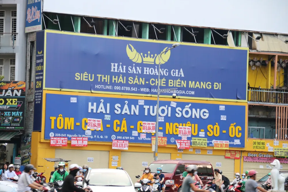 Nhiều mặt bằng lớn chật kín biển cho thuê. z4771356878520_a720d30c3eccdf0118f905292d1b1232.jpg