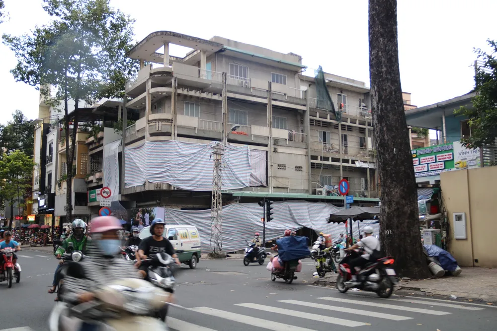Một mặt bằng ở ngã tư vừa thay chủ mới. z4771356919611_ea252b91a6df0ec4f386b83c616b219b.jpg