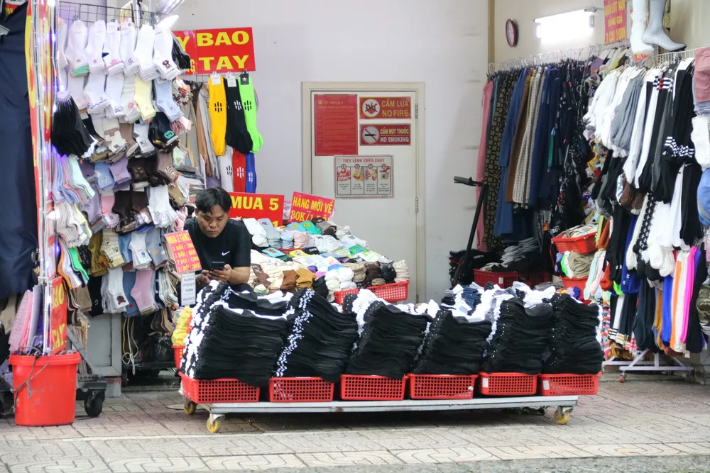 Nhiều cửa hàng khuyến mãi, giảm giá sâu để thu hút khách. z4771356968112_4e8720dd3774c8857e8461b3b0372279.jpg