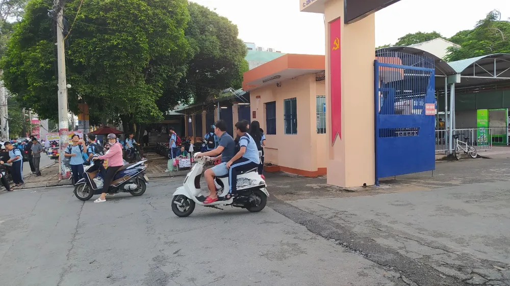 Cả phụ huynh và học sinh đều không đội nón bảo hiểm tại điểm THCS Lê Quý Đôn (TP Thủ Đức). 1d2592cba77d73232a6c.jpg