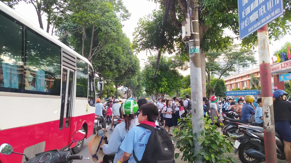 Trước cổng trường THCS Linh Trung (TP Thủ Đức). b7e8e8b6dc00085e5111.jpg