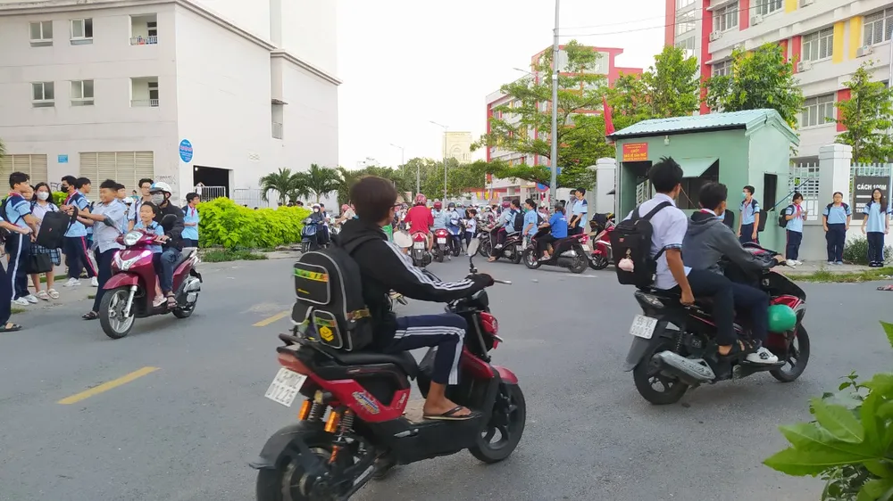 Ngoài ra, ở khu vực trường THCS Bình Lợi Trung (quận Bình Thạnh) vẫn còn nhiều học sinh khi điều khiển xe gắn máy, xe đạp điện cũng không chấp hành việc đội mũ bảo hiểm. baafd1bfe50931576818.jpg