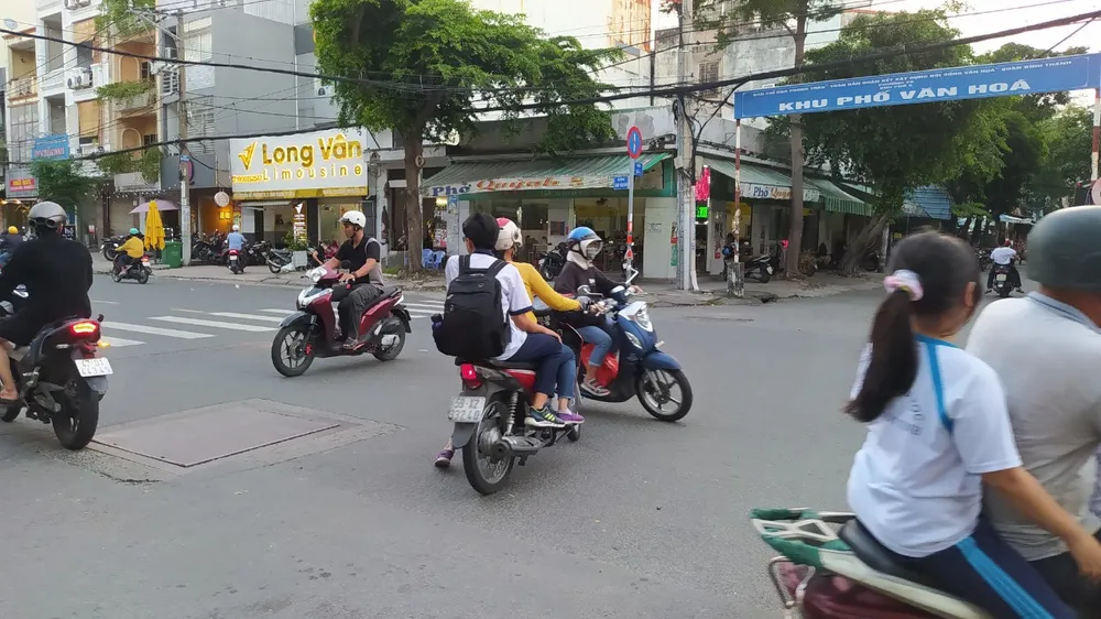Phụ huynh trang bị nón bảo hiểm cho mình nhưng lại “quên" chuẩn bị cho con. fa7019b52c03f85da112.jpg
