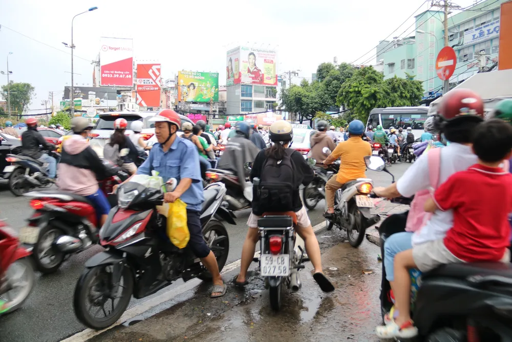 Giao thông qua khu vực này lộn xộn. z4777843882826_bc7fa6e8e6e18a2355c97bf6a2458b94.jpg