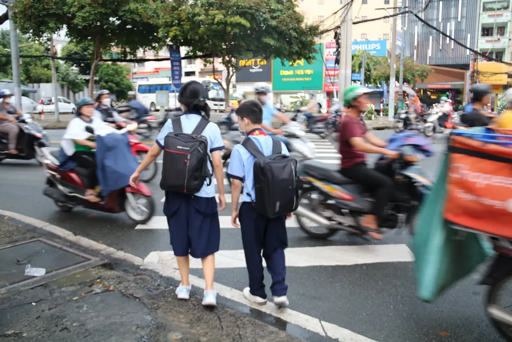 Nhiều học sinh phải đứng rất lâu mới có thể qua đường. z4777843942687_3d0840a5dd6e848df68acdac0f92ca24.jpg