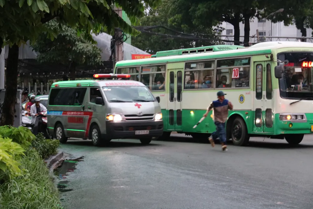 Xe cứu thương gặp khó khăn khi đi qua nút giao này. z4777843983075_b48d7a4a0ce01c67f63b75dc256eee81.jpg
