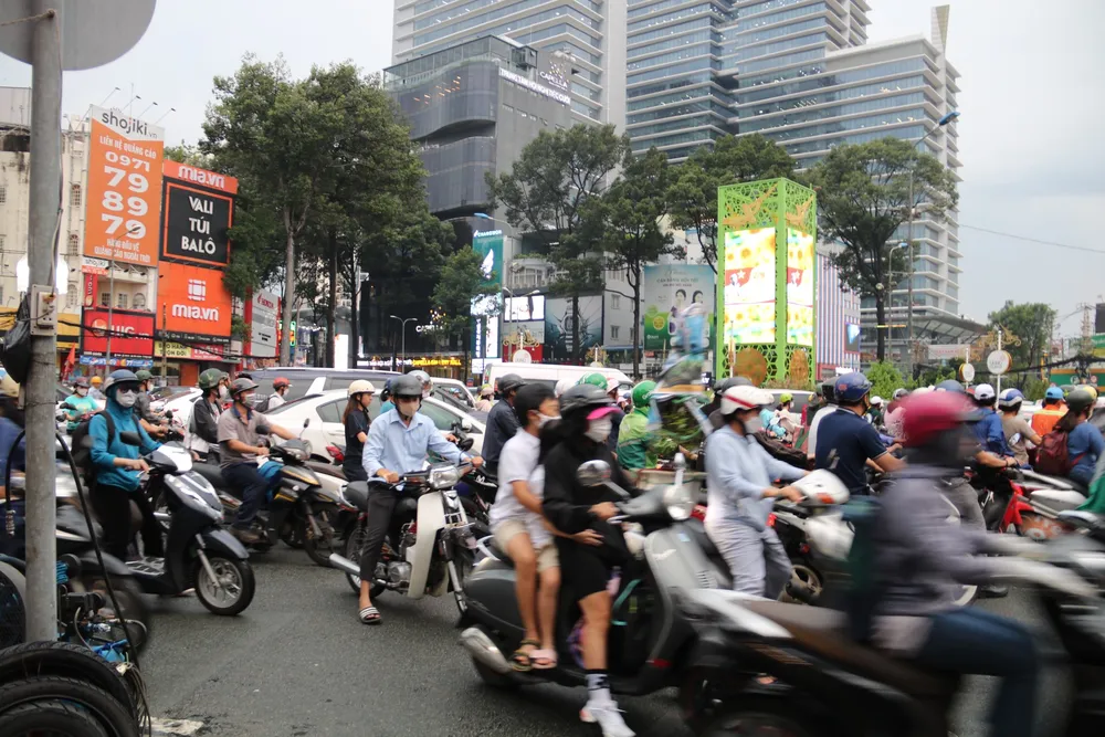 Công trường Dân Chủ luôn trong tình trạng ùn ứ. z4777880045440_f132843d297e097d4d12a795e9f3e619.jpg