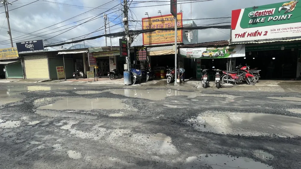 Những đoạn đường lồi lõm, sình lầy nhão nhoét đã trở thành nỗi ám ảnh của nhiều người tham gia giao thông. 7ee3e0e5e9a23efc67b3.jpg