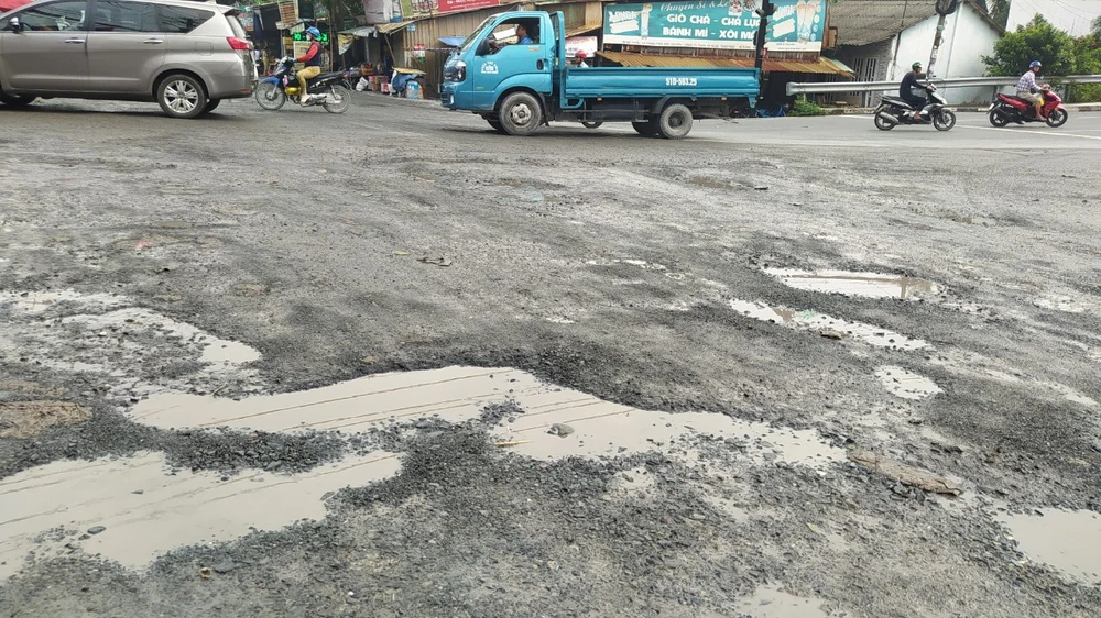 Mặt đường lởm chởm, gây mất an toàn giao thông. afcc1762f42723797a36.jpg