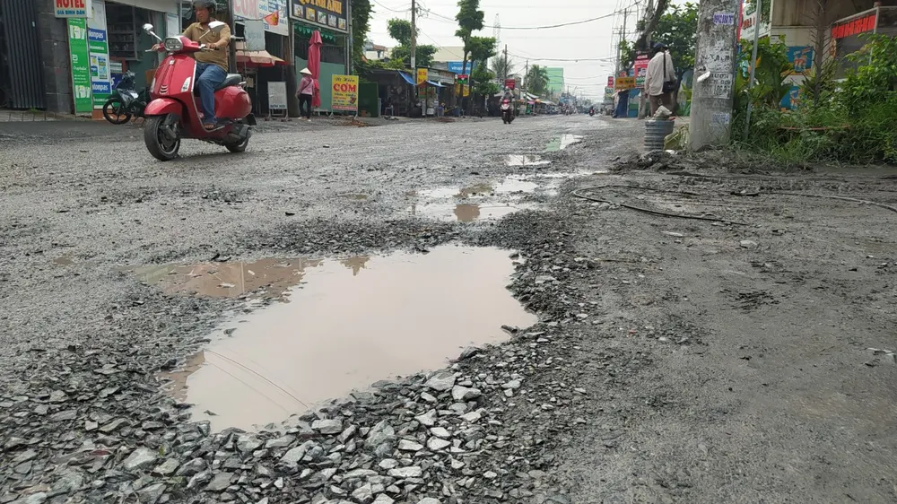 Dù được dặm vá nhưng không bao lâu mặt đường lại trở về tình trạng "nhấp nhô". c1894a0ba94e7e10275f.jpg