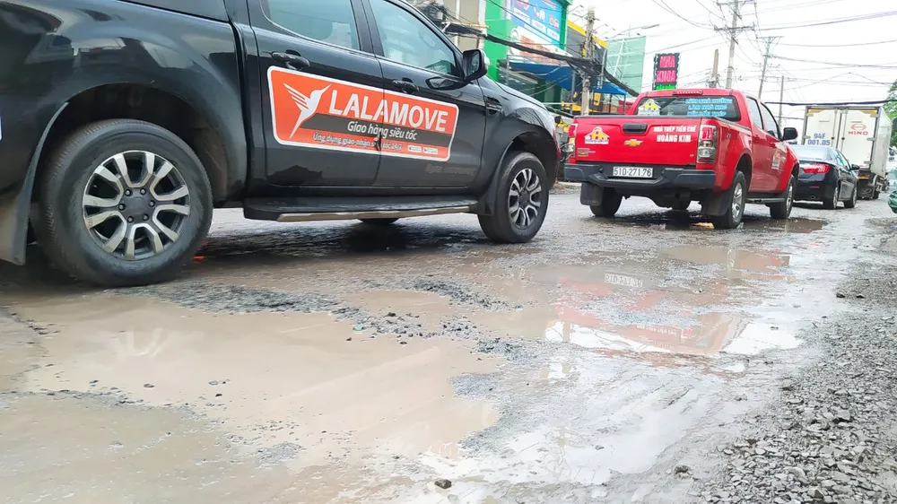 Nhiều xe có tải trọng lớn, xe ô tô cũng thường xuyên lưu thông qua khu vực. e7e4be5c5d198a47d308.jpg