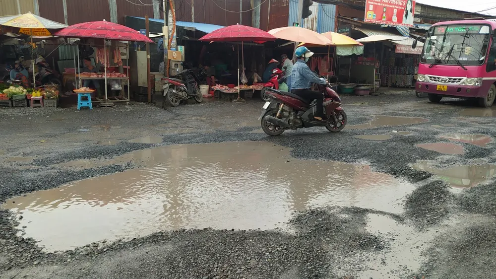 Những ổ voi chờ "bẫy" người đi đường. f44260af83ea54b40dfb.jpg