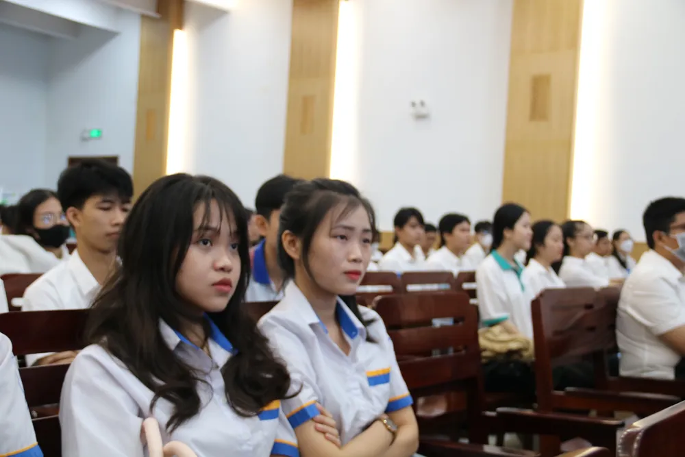 Sinh viên Trường Đại học GTVT TP.HCM hứng thú với các thông tin về giao thông công cộng. xe-buyt
