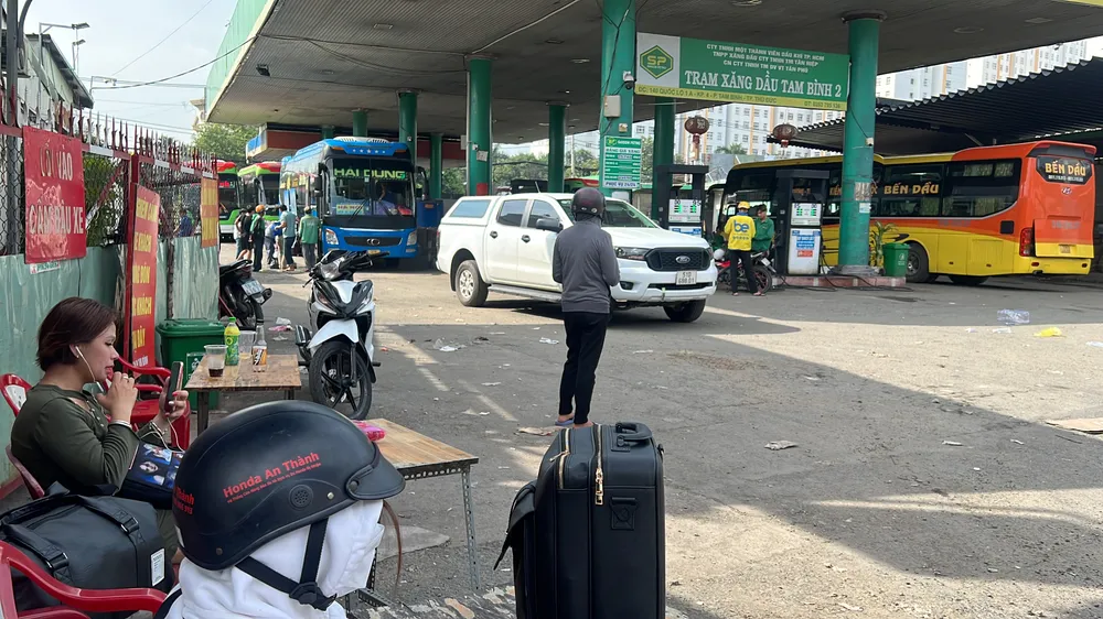 Sở Công thương TP.HCM đề nghị phối hợp với các cơ quan chức năng trong kiểm tra, kiểm soát tình trạng đón trả khách sai quy định tại các khu vực cửa hàng bán lẻ xăng dầu, kể cả phạm vi bên trong khuôn viên cửa hàng bán lẻ xăng dầu. Ảnh: ĐÀO TRANG xe-du