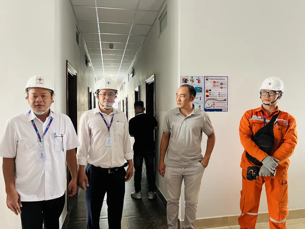 Điện lực Tân Phú cùng chính quyền địa phương đi tuyên truyền về các giải pháp đảm bảo an toàn điện. Ảnh: ĐÀO TRANG IMG_9355.JPG