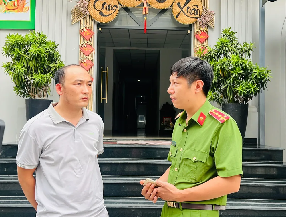 Công an trao đổi với ông Trần Thái Hoàng chủ kinh doanh phòng trọ về tăng cường giải pháp phòng chống cháy nổ trong phòng trọ. Ảnh: ĐÀO TRANG phong-chong-chay-no
