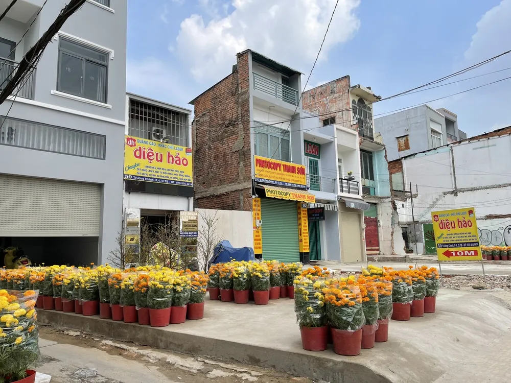 Nhiều hộ dân trên đường Cách Mạng Tháng Tám (quận Tân Bình) đã bàn giao mặt bằng cho chủ đầu tư tuyến metro số 2 Bến Thành - Tham Lương. Ảnh: ĐÀO TRANG 5-metro-so-2_JZIH.jpg