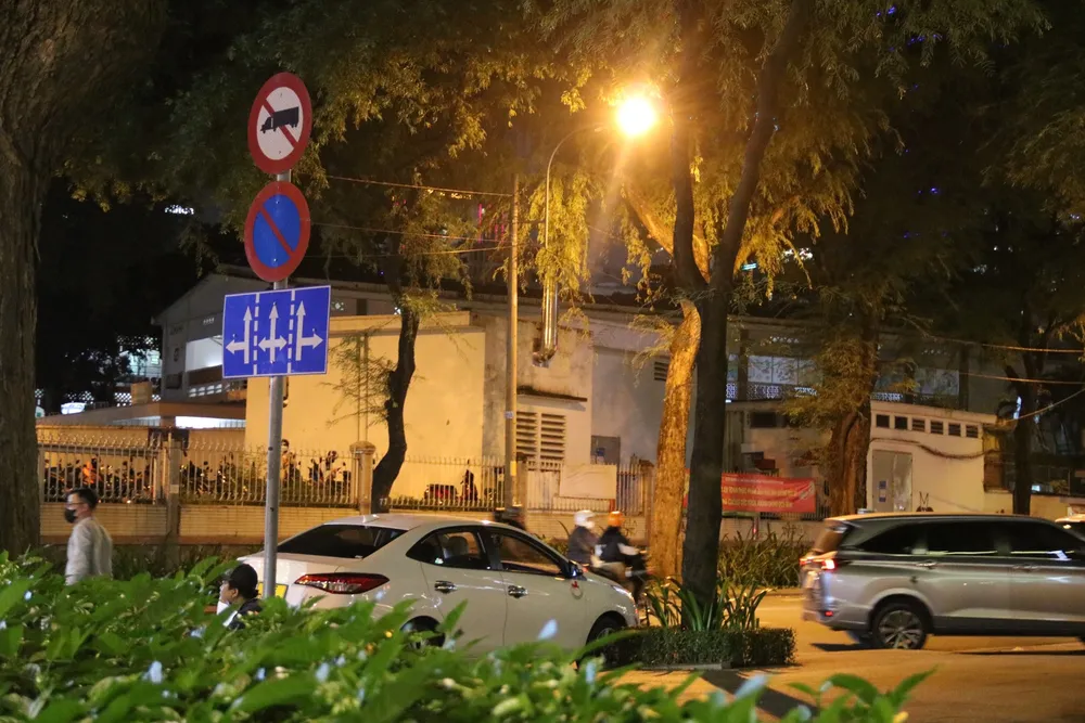 Xe đỗ ngay dưới biển cấm. z4795954425936_d53ae72d4a35e6b8ca92aaf4c0cb8609.jpg