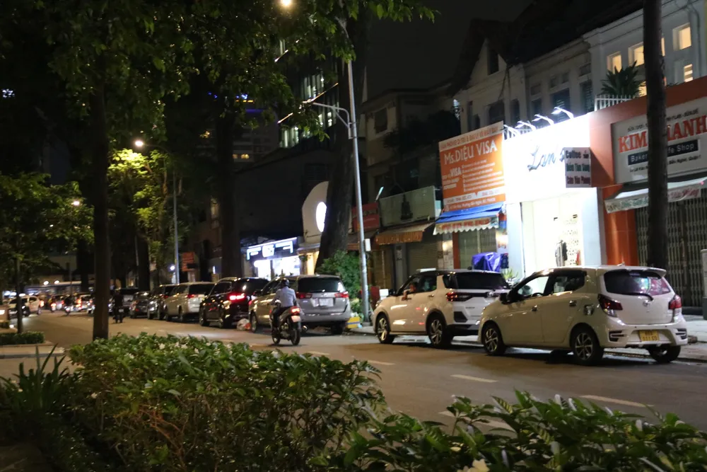 Xe xếp hàng dài trên đường Lê Văn Hưu hướng ra đường Lê Duẩn. z4795954434156_0029c8458c458763093ef46041dcbd97.jpg
