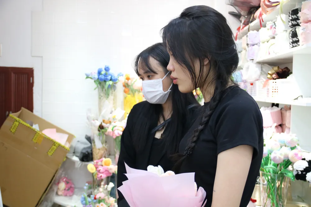 Dù giá hoa len đắt gấp 2 lần hoa thật nhưng vì giá trị sử dụng của nó nên nhiều bạn trẻ chấp nhận chi trả. z4796137342610_9c9aeb44f596de668ee234ec4649534e.jpg
