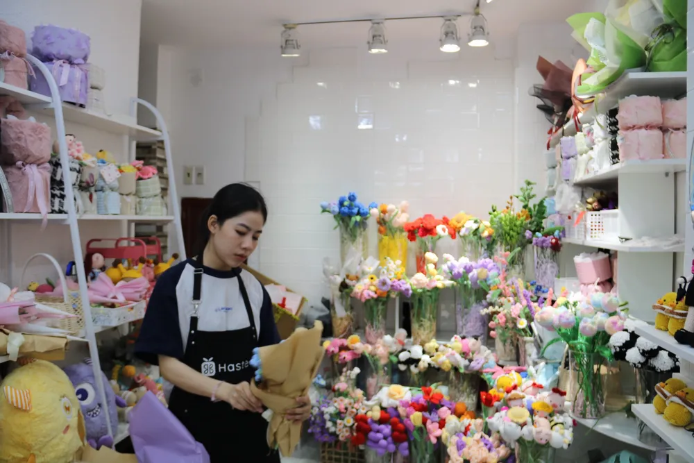 Cửa hàng hoa len trên đường Lý Chính Thắng (quận 3) đa dạng mẫu mã, màu sắc, kích thước. z4796149798627_fee9cd5739c2c118e2e885e88f6a24e5.jpg