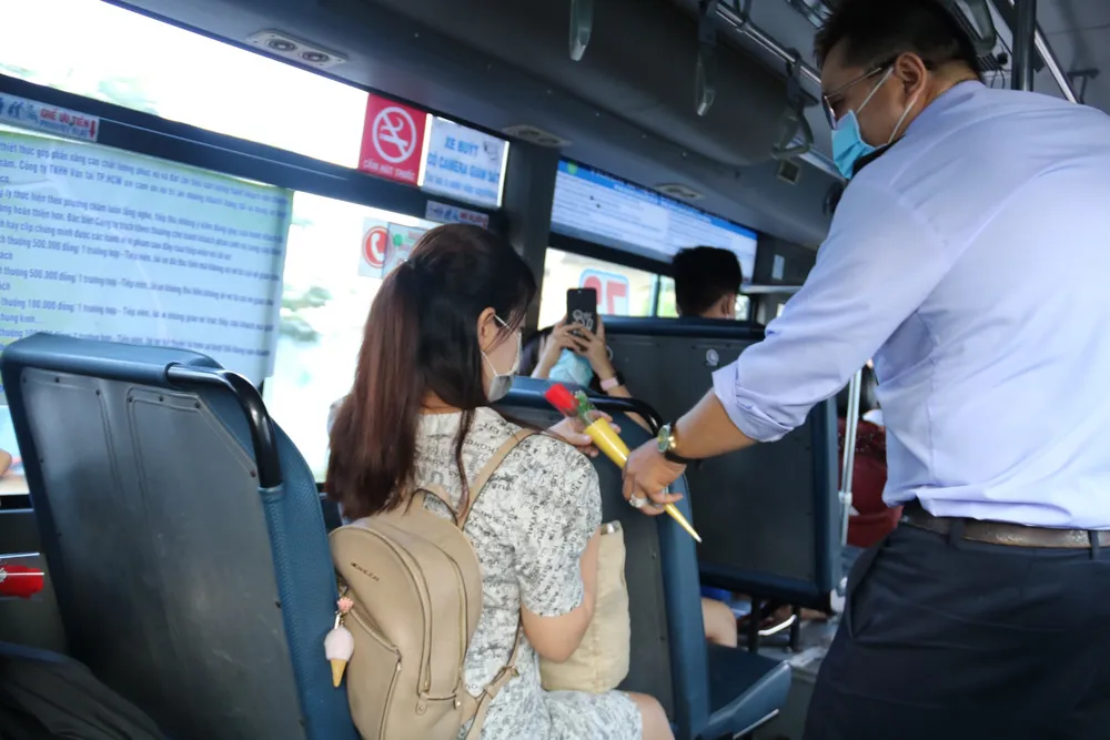 "Ai trên chuyến xe cũng có quà" là câu nói mỗi khi tặng quà của anh Huy. z4800200713831_1eb8c4db5bc7d3e5339c4f4b4e857743.jpg