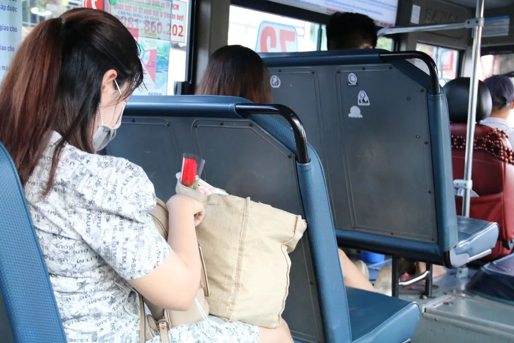 Nhiều hành khách thích thú, ngắm mãi bông hoa. z4800200735837_2f9a69520fa5ce8997f56adb65a68d7d.jpg