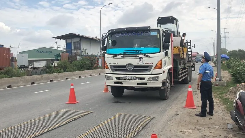 TP.HCM chính thức thí điểm cân tải tự động, xử lý mạnh tay xe quá tải. Ảnh: ĐÀO TRANG xe-qua-tai