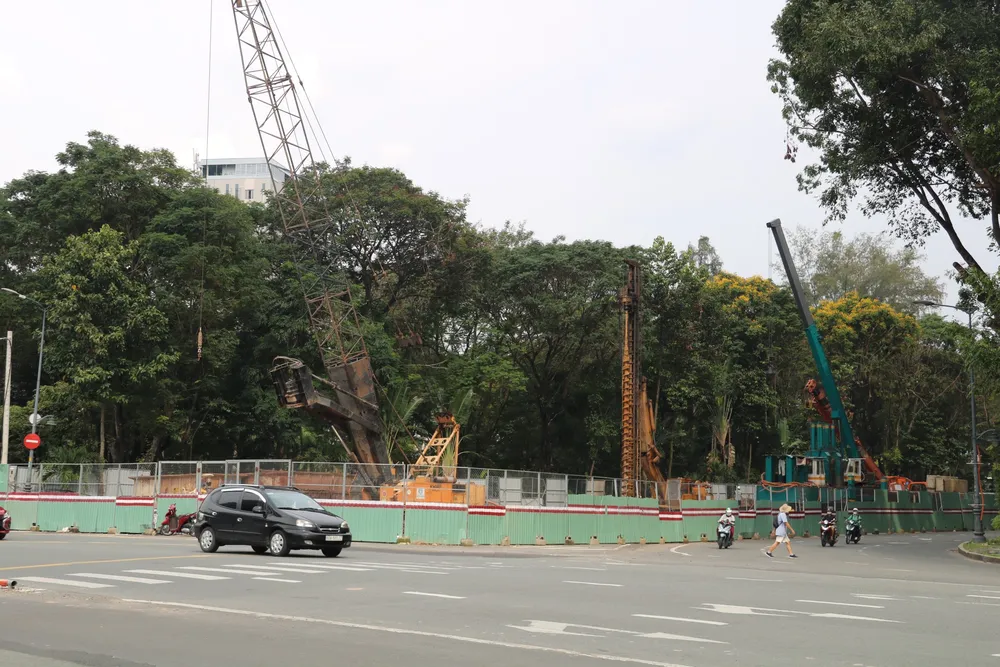 Nhiều máy móc, nhân công làm việc tấp nập. z4809824105208_b5e204b1e5d1841ee2f91702692a3a21.jpg