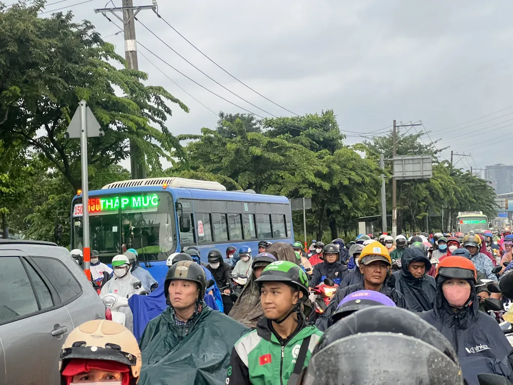 Phải mất 20 phút, đèn tín hiệu mới có trở lại. xa-lo-ha-noi