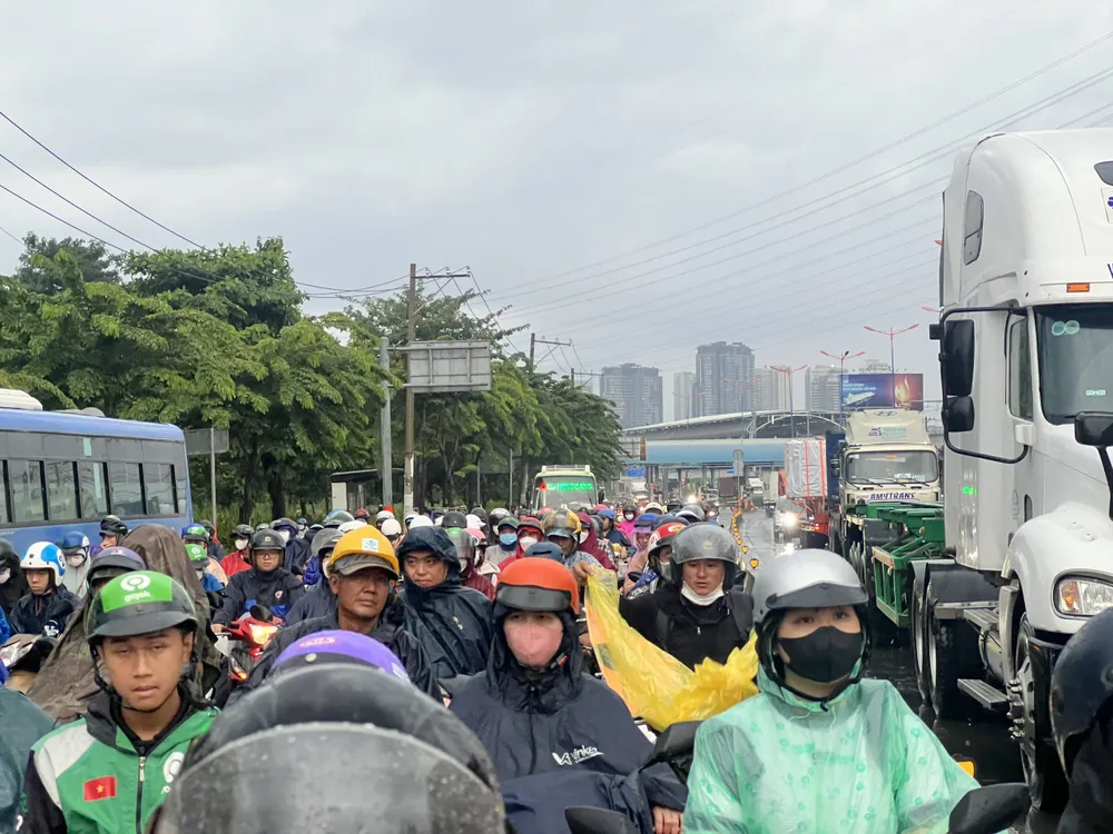 Dòng phương tiện xếp hàng dài từ cầu Rạch Chiếc về ngã tư MRK trên đường Võ Nguyên Giáp. xa-lo-ha-noi
