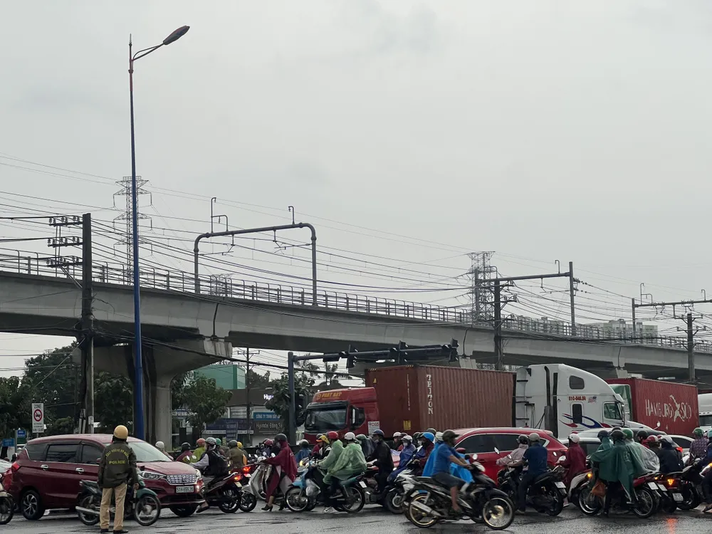 Lực lượng CSGT phải chia thành nhiều nhóm để phân luồng giao thông. xa-lo-ha-noi