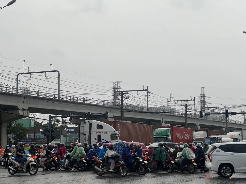 Lực lượng CSGT phải ra quân để điều tiết giao thông, giải quyết ùn ứ khu vực này. xa-lo-ha-noi