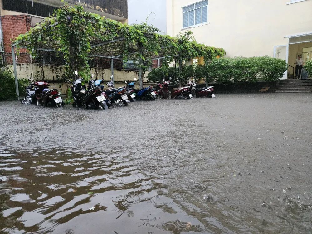 Nước dâng cao, ngập hơn nửa bánh xe máy. z4810761633434_bc95890f280a70fcf159607e1aceb400.jpg